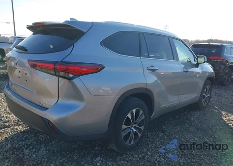 2021 Toyota Highlander Xle z USA, uszkodzony, nr VIN 5TDHZRBH7MS119702
